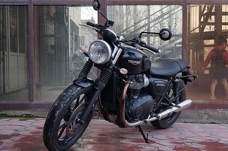 TRIUMPH STREET TWIN 900