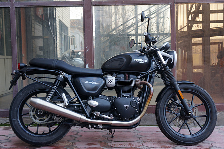 TRIUMPH STREET TWIN 900