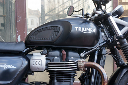 TRIUMPH STREET TWIN 900